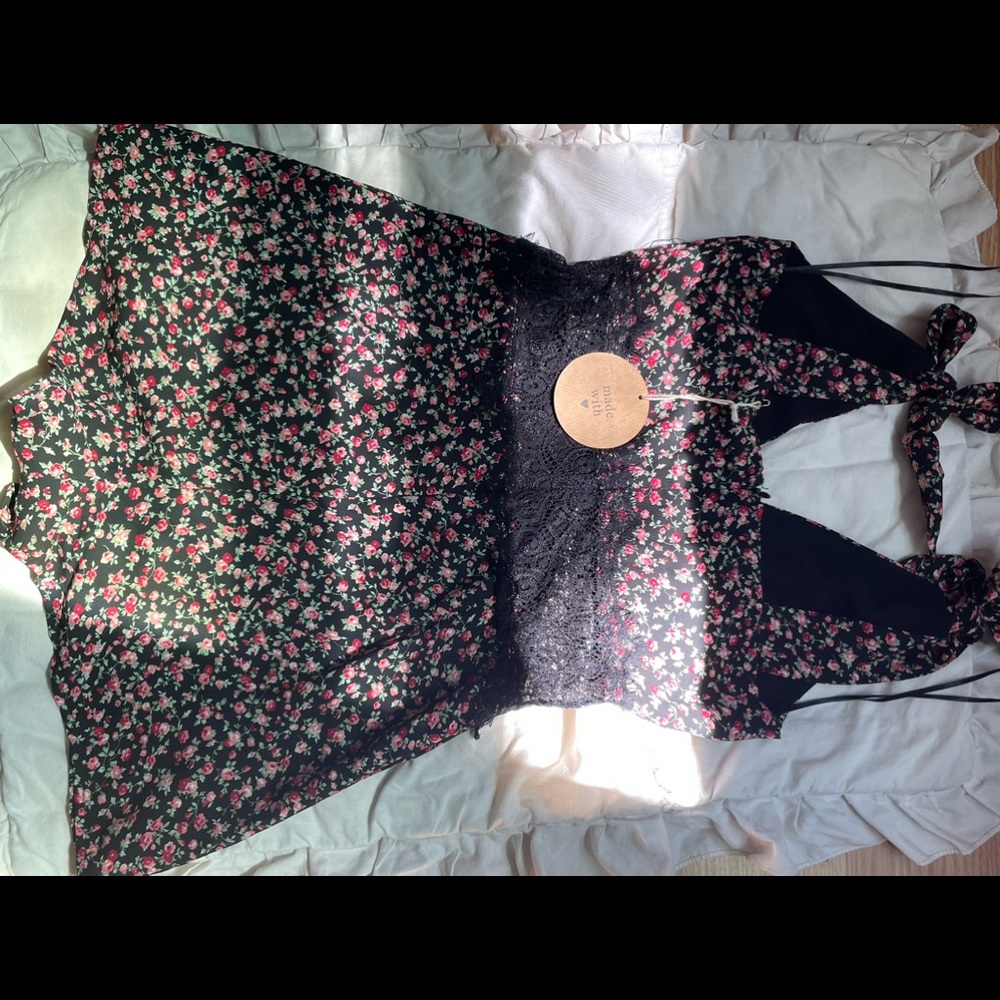 the prettiest floral romper - Picture 3 of 3